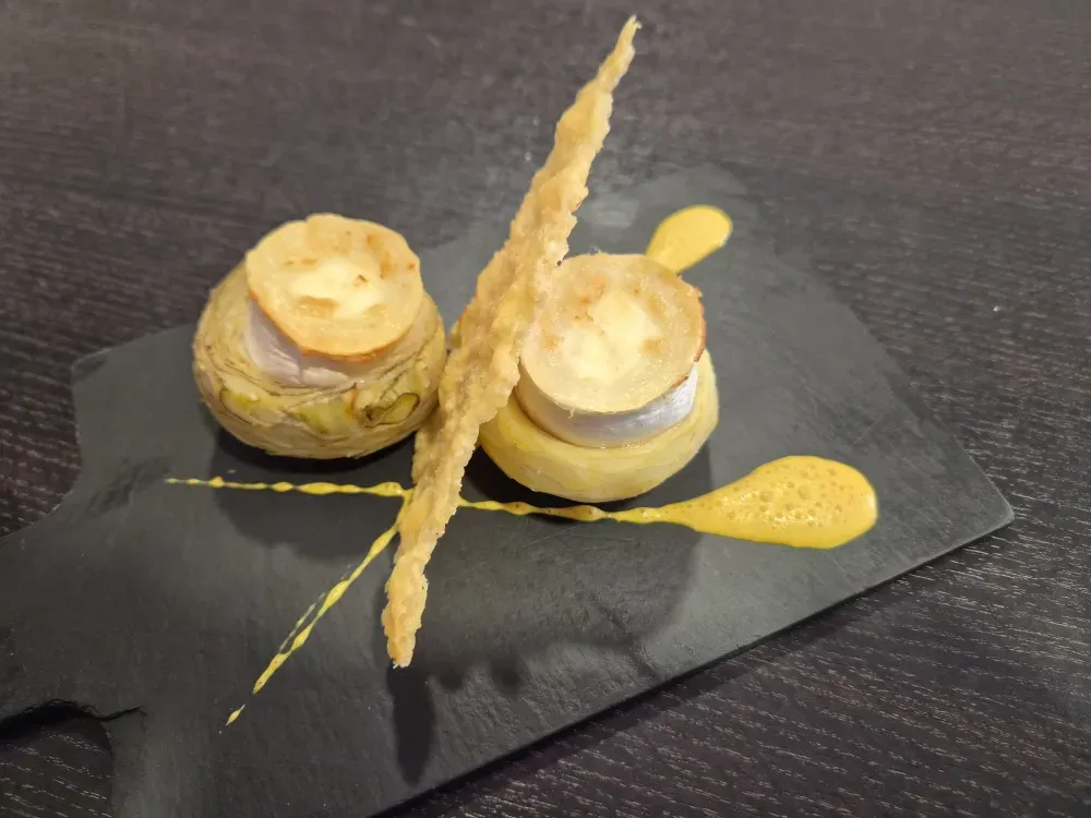 Deux mets délicats disposés sur un plat noir -  restaurant cuisine traditionnelle bistrot du commerce (2)